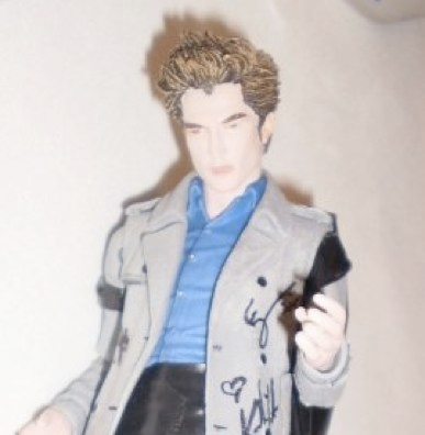 Illustration for article titled Twilight Heroin And Biting Fans: More WTF Twilight Stories